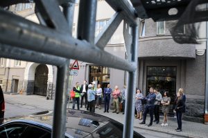 Piestiprina pirmo apliecinājuma plāksnīti pie kultūrvēsturiskas ēkas fasādes, kura šogad atjaunota ar Rīgas pašvaldības līdzfinansējumu