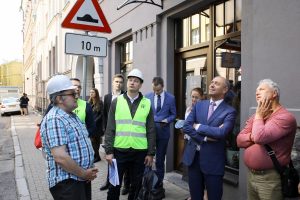 Piestiprina pirmo apliecinājuma plāksnīti pie kultūrvēsturiskas ēkas fasādes, kura šogad atjaunota ar Rīgas pašvaldības līdzfinansējumu