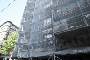 Piestiprina pirmo apliecinājuma plāksnīti pie kultūrvēsturiskas ēkas fasādes, kura šogad atjaunota ar Rīgas pašvaldības līdzfinansējumu