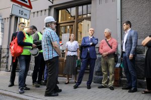 Piestiprina pirmo apliecinājuma plāksnīti pie kultūrvēsturiskas ēkas fasādes, kura šogad atjaunota ar Rīgas pašvaldības līdzfinansējumu