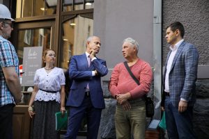 Piestiprina pirmo apliecinājuma plāksnīti pie kultūrvēsturiskas ēkas fasādes, kura šogad atjaunota ar Rīgas pašvaldības līdzfinansējumu