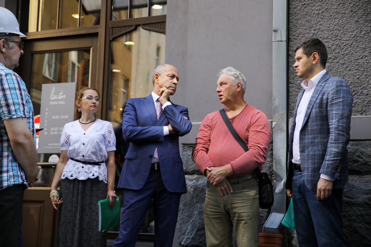 Piestiprina pirmo apliecinājuma plāksnīti pie kultūrvēsturiskas ēkas fasādes, kura šogad atjaunota ar Rīgas pašvaldības līdzfinansējumu