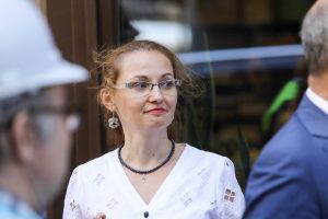 Piestiprina pirmo apliecinājuma plāksnīti pie kultūrvēsturiskas ēkas fasādes, kura šogad atjaunota ar Rīgas pašvaldības līdzfinansējumu