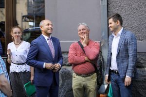 Piestiprina pirmo apliecinājuma plāksnīti pie kultūrvēsturiskas ēkas fasādes, kura šogad atjaunota ar Rīgas pašvaldības līdzfinansējumu