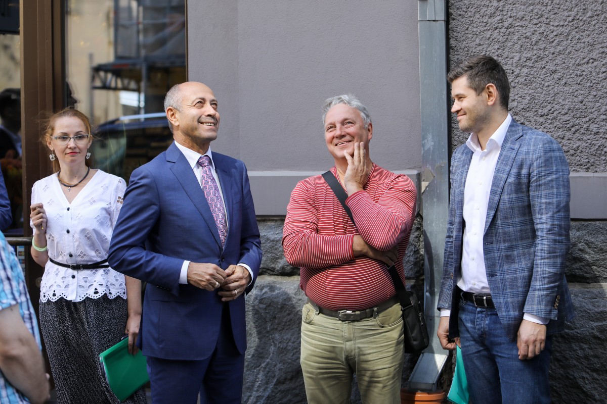 Piestiprina pirmo apliecinājuma plāksnīti pie kultūrvēsturiskas ēkas fasādes, kura šogad atjaunota ar Rīgas pašvaldības līdzfinansējumu