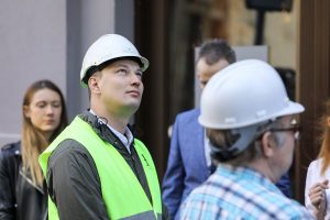 Piestiprina pirmo apliecinājuma plāksnīti pie kultūrvēsturiskas ēkas fasādes, kura šogad atjaunota ar Rīgas pašvaldības līdzfinansējumu