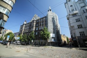 Piestiprina pirmo apliecinājuma plāksnīti pie kultūrvēsturiskas ēkas fasādes, kura šogad atjaunota ar Rīgas pašvaldības līdzfinansējumu