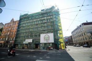 Piestiprina pirmo apliecinājuma plāksnīti pie kultūrvēsturiskas ēkas fasādes, kura šogad atjaunota ar Rīgas pašvaldības līdzfinansējumu