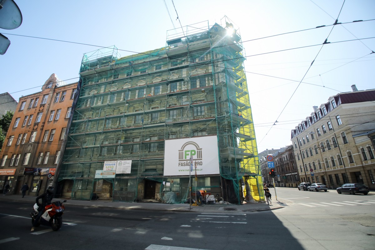 Piestiprina pirmo apliecinājuma plāksnīti pie kultūrvēsturiskas ēkas fasādes, kura šogad atjaunota ar Rīgas pašvaldības līdzfinansējumu