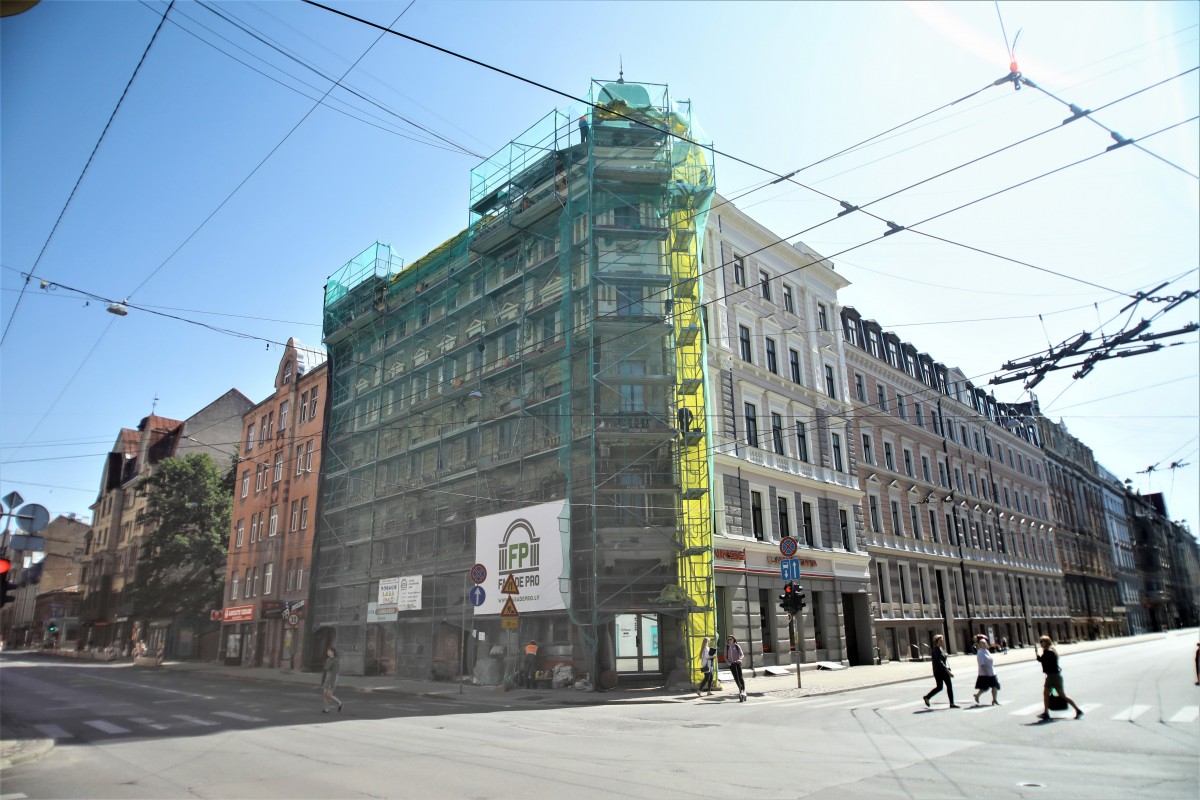 Piestiprina pirmo apliecinājuma plāksnīti pie kultūrvēsturiskas ēkas fasādes, kura šogad atjaunota ar Rīgas pašvaldības līdzfinansējumu