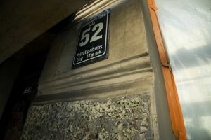 Piestiprina pirmo apliecinājuma plāksnīti pie kultūrvēsturiskas ēkas fasādes, kura šogad atjaunota ar Rīgas pašvaldības līdzfinansējumu