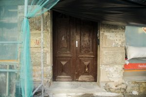 Piestiprina pirmo apliecinājuma plāksnīti pie kultūrvēsturiskas ēkas fasādes, kura šogad atjaunota ar Rīgas pašvaldības līdzfinansējumu