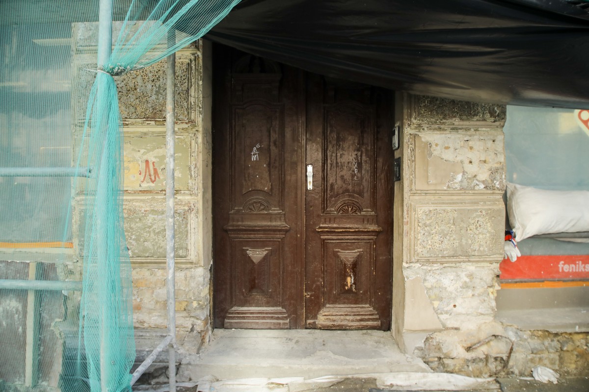 Piestiprina pirmo apliecinājuma plāksnīti pie kultūrvēsturiskas ēkas fasādes, kura šogad atjaunota ar Rīgas pašvaldības līdzfinansējumu