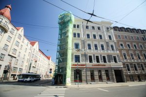 Piestiprina pirmo apliecinājuma plāksnīti pie kultūrvēsturiskas ēkas fasādes, kura šogad atjaunota ar Rīgas pašvaldības līdzfinansējumu