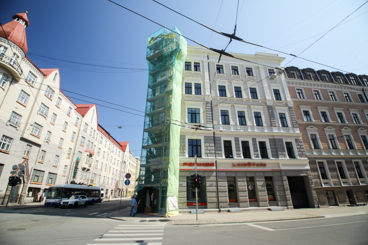 Piestiprina pirmo apliecinājuma plāksnīti pie kultūrvēsturiskas ēkas fasādes, kura šogad atjaunota ar Rīgas pašvaldības līdzfinansējumu