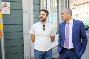 Piestiprina pirmo apliecinājuma plāksnīti pie kultūrvēsturiskas ēkas fasādes, kura šogad atjaunota ar Rīgas pašvaldības līdzfinansējumu