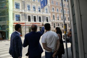 Piestiprina pirmo apliecinājuma plāksnīti pie kultūrvēsturiskas ēkas fasādes, kura šogad atjaunota ar Rīgas pašvaldības līdzfinansējumu