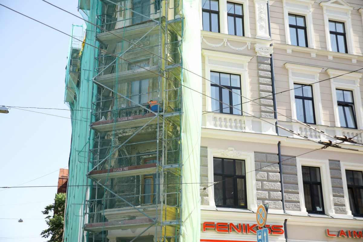 Piestiprina pirmo apliecinājuma plāksnīti pie kultūrvēsturiskas ēkas fasādes, kura šogad atjaunota ar Rīgas pašvaldības līdzfinansējumu