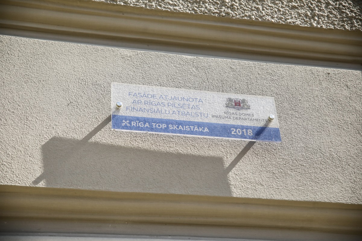 Piestiprina pirmo apliecinājuma plāksnīti pie kultūrvēsturiskas ēkas fasādes, kura šogad atjaunota ar Rīgas pašvaldības līdzfinansējumu