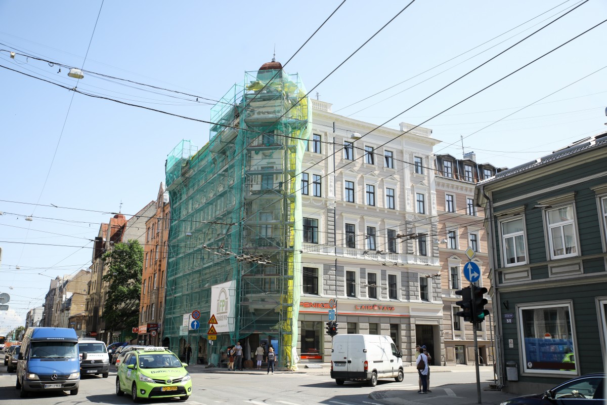 Piestiprina pirmo apliecinājuma plāksnīti pie kultūrvēsturiskas ēkas fasādes, kura šogad atjaunota ar Rīgas pašvaldības līdzfinansējumu