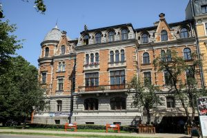 Piestiprina pirmo apliecinājuma plāksnīti pie kultūrvēsturiskas ēkas fasādes, kura šogad atjaunota ar Rīgas pašvaldības līdzfinansējumu