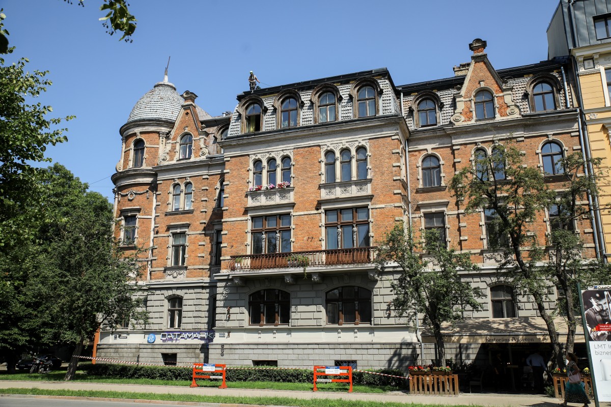 Piestiprina pirmo apliecinājuma plāksnīti pie kultūrvēsturiskas ēkas fasādes, kura šogad atjaunota ar Rīgas pašvaldības līdzfinansējumu