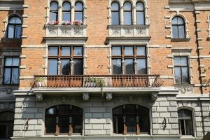 Piestiprina pirmo apliecinājuma plāksnīti pie kultūrvēsturiskas ēkas fasādes, kura šogad atjaunota ar Rīgas pašvaldības līdzfinansējumu