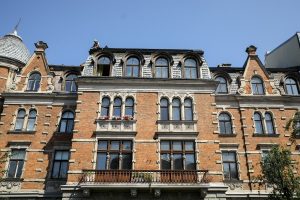 Piestiprina pirmo apliecinājuma plāksnīti pie kultūrvēsturiskas ēkas fasādes, kura šogad atjaunota ar Rīgas pašvaldības līdzfinansējumu