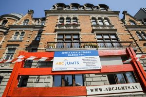 Piestiprina pirmo apliecinājuma plāksnīti pie kultūrvēsturiskas ēkas fasādes, kura šogad atjaunota ar Rīgas pašvaldības līdzfinansējumu