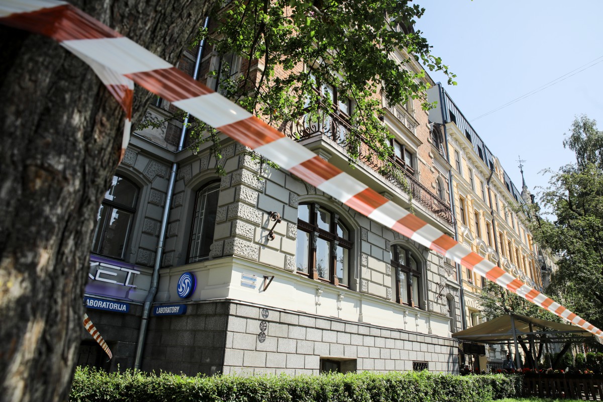 Piestiprina pirmo apliecinājuma plāksnīti pie kultūrvēsturiskas ēkas fasādes, kura šogad atjaunota ar Rīgas pašvaldības līdzfinansējumu