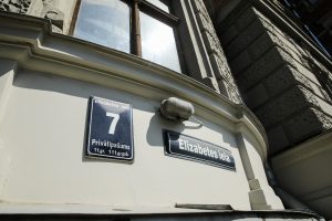 Piestiprina pirmo apliecinājuma plāksnīti pie kultūrvēsturiskas ēkas fasādes, kura šogad atjaunota ar Rīgas pašvaldības līdzfinansējumu