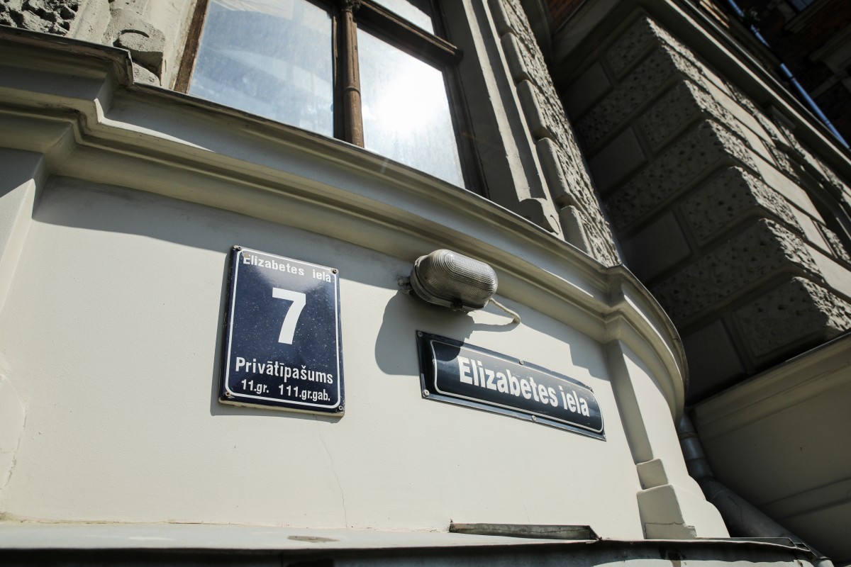 Piestiprina pirmo apliecinājuma plāksnīti pie kultūrvēsturiskas ēkas fasādes, kura šogad atjaunota ar Rīgas pašvaldības līdzfinansējumu