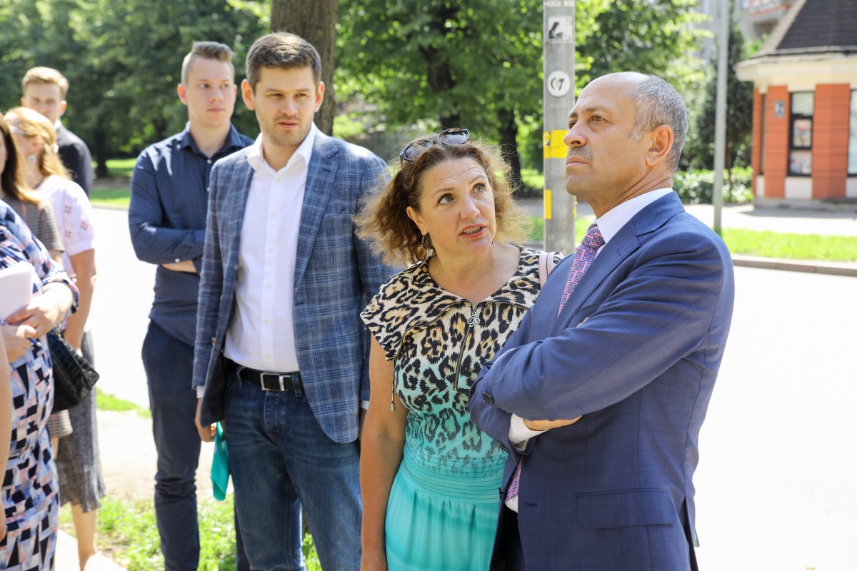 Piestiprina pirmo apliecinājuma plāksnīti pie kultūrvēsturiskas ēkas fasādes, kura šogad atjaunota ar Rīgas pašvaldības līdzfinansējumu