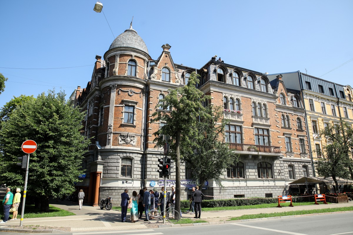 Piestiprina pirmo apliecinājuma plāksnīti pie kultūrvēsturiskas ēkas fasādes, kura šogad atjaunota ar Rīgas pašvaldības līdzfinansējumu