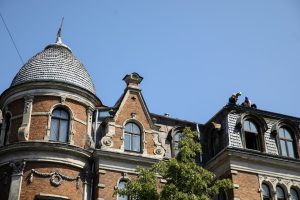 Piestiprina pirmo apliecinājuma plāksnīti pie kultūrvēsturiskas ēkas fasādes, kura šogad atjaunota ar Rīgas pašvaldības līdzfinansējumu