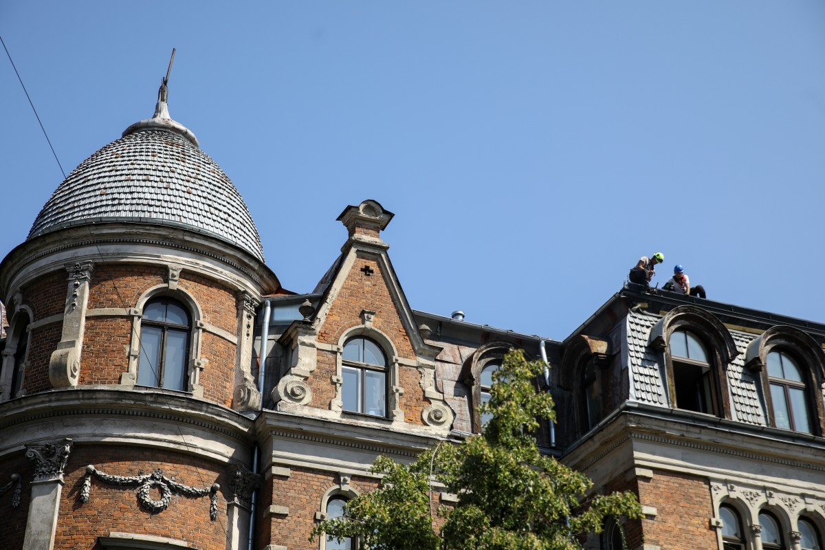 Piestiprina pirmo apliecinājuma plāksnīti pie kultūrvēsturiskas ēkas fasādes, kura šogad atjaunota ar Rīgas pašvaldības līdzfinansējumu