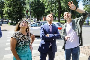 Piestiprina pirmo apliecinājuma plāksnīti pie kultūrvēsturiskas ēkas fasādes, kura šogad atjaunota ar Rīgas pašvaldības līdzfinansējumu