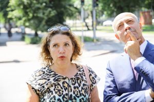 Piestiprina pirmo apliecinājuma plāksnīti pie kultūrvēsturiskas ēkas fasādes, kura šogad atjaunota ar Rīgas pašvaldības līdzfinansējumu