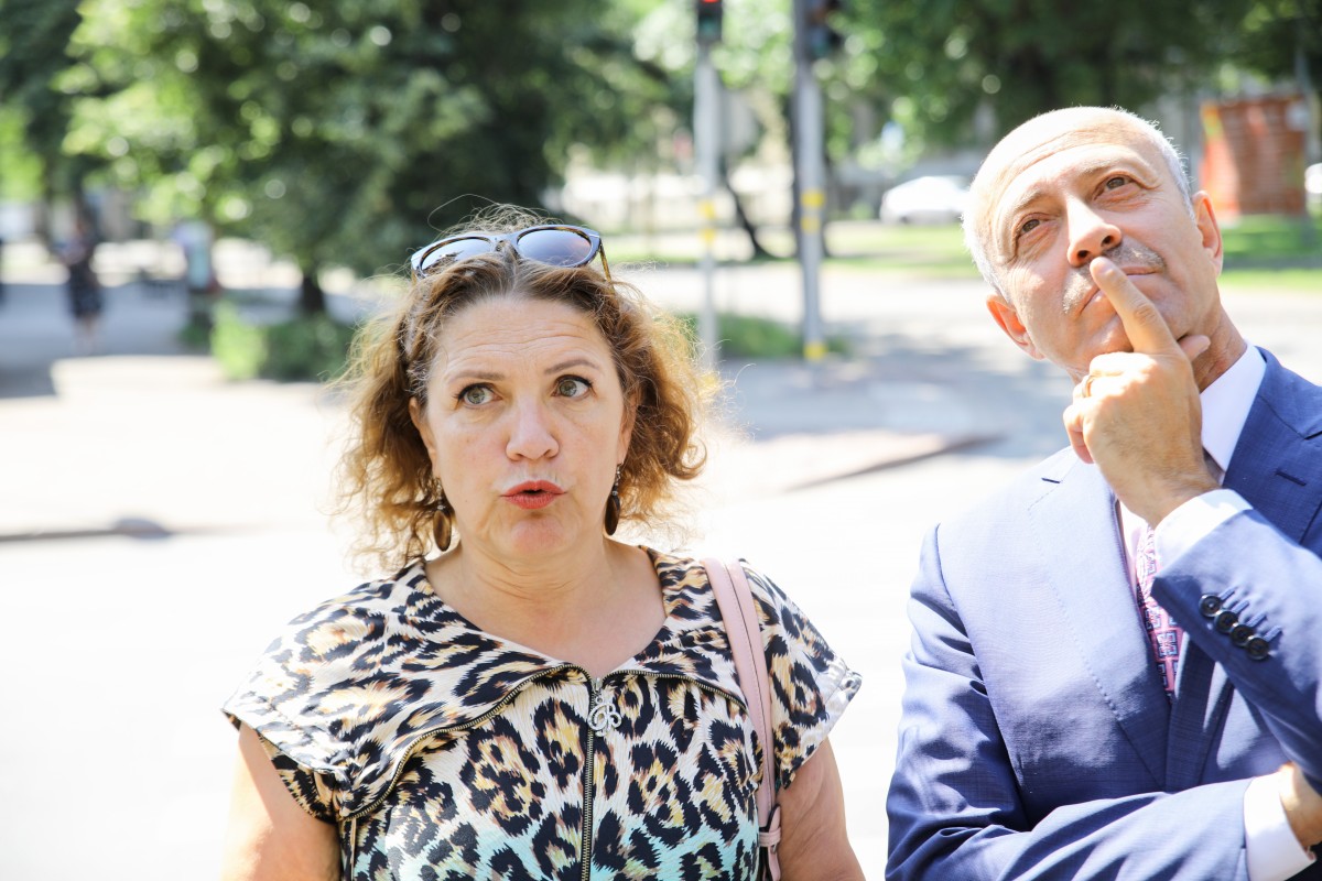 Piestiprina pirmo apliecinājuma plāksnīti pie kultūrvēsturiskas ēkas fasādes, kura šogad atjaunota ar Rīgas pašvaldības līdzfinansējumu