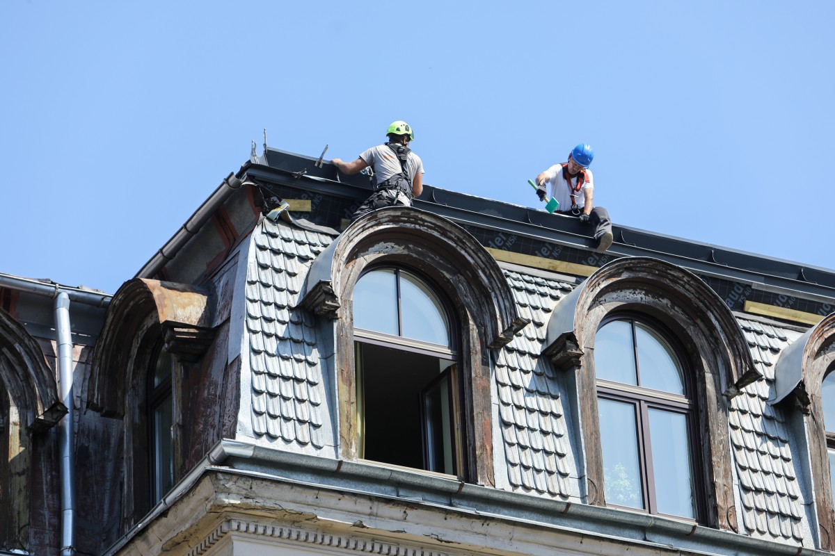 Piestiprina pirmo apliecinājuma plāksnīti pie kultūrvēsturiskas ēkas fasādes, kura šogad atjaunota ar Rīgas pašvaldības līdzfinansējumu