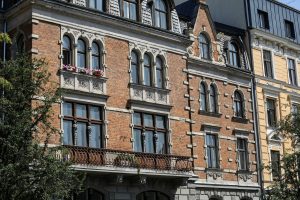 Piestiprina pirmo apliecinājuma plāksnīti pie kultūrvēsturiskas ēkas fasādes, kura šogad atjaunota ar Rīgas pašvaldības līdzfinansējumu