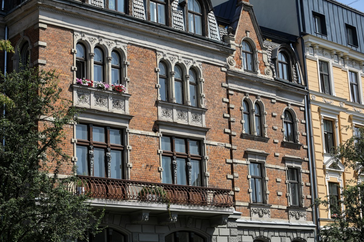 Piestiprina pirmo apliecinājuma plāksnīti pie kultūrvēsturiskas ēkas fasādes, kura šogad atjaunota ar Rīgas pašvaldības līdzfinansējumu