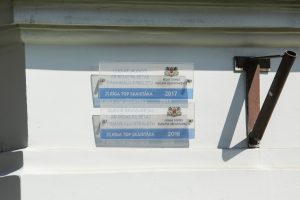 Piestiprina pirmo apliecinājuma plāksnīti pie kultūrvēsturiskas ēkas fasādes, kura šogad atjaunota ar Rīgas pašvaldības līdzfinansējumu