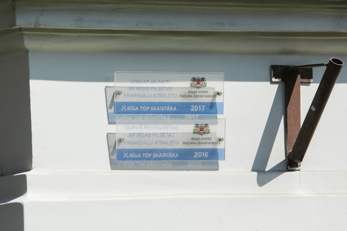 Piestiprina pirmo apliecinājuma plāksnīti pie kultūrvēsturiskas ēkas fasādes, kura šogad atjaunota ar Rīgas pašvaldības līdzfinansējumu