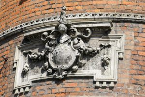 Piestiprina pirmo apliecinājuma plāksnīti pie kultūrvēsturiskas ēkas fasādes, kura šogad atjaunota ar Rīgas pašvaldības līdzfinansējumu