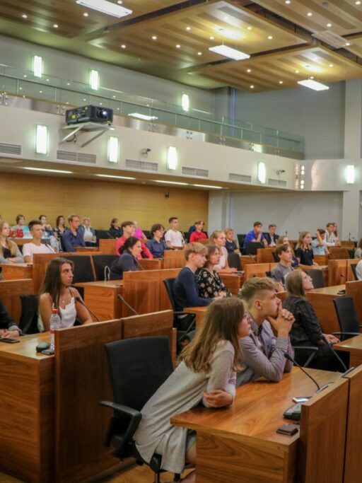 Rīgas pašvaldība arī nākamgad vasaras brīvlaikā nodarbinās jauniešus