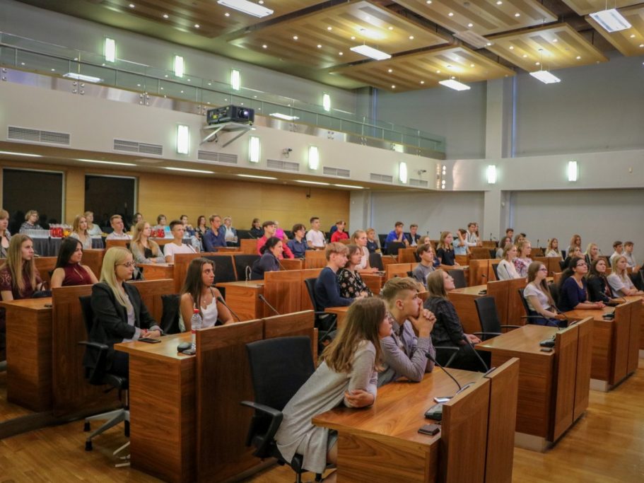 Rīgas pašvaldība arī nākamgad vasaras brīvlaikā nodarbinās jauniešus