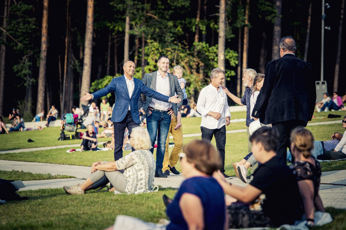 Pie Mežaparka topošās estrādes aizvadīts pirmais Lielais pikniks