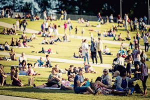 Pie Mežaparka topošās estrādes aizvadīts pirmais Lielais pikniks