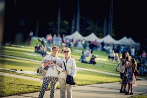 Pie Mežaparka topošās estrādes aizvadīts pirmais Lielais pikniks